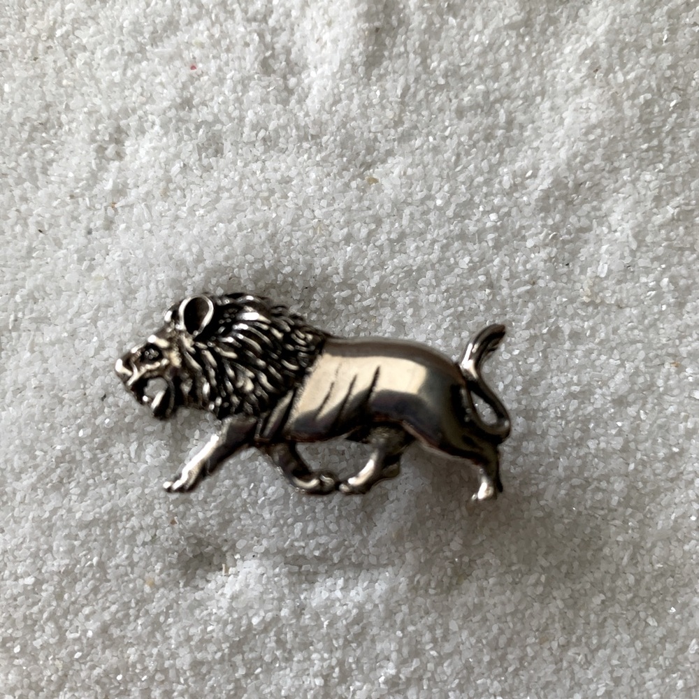 Sterling silver lion size 9 ring